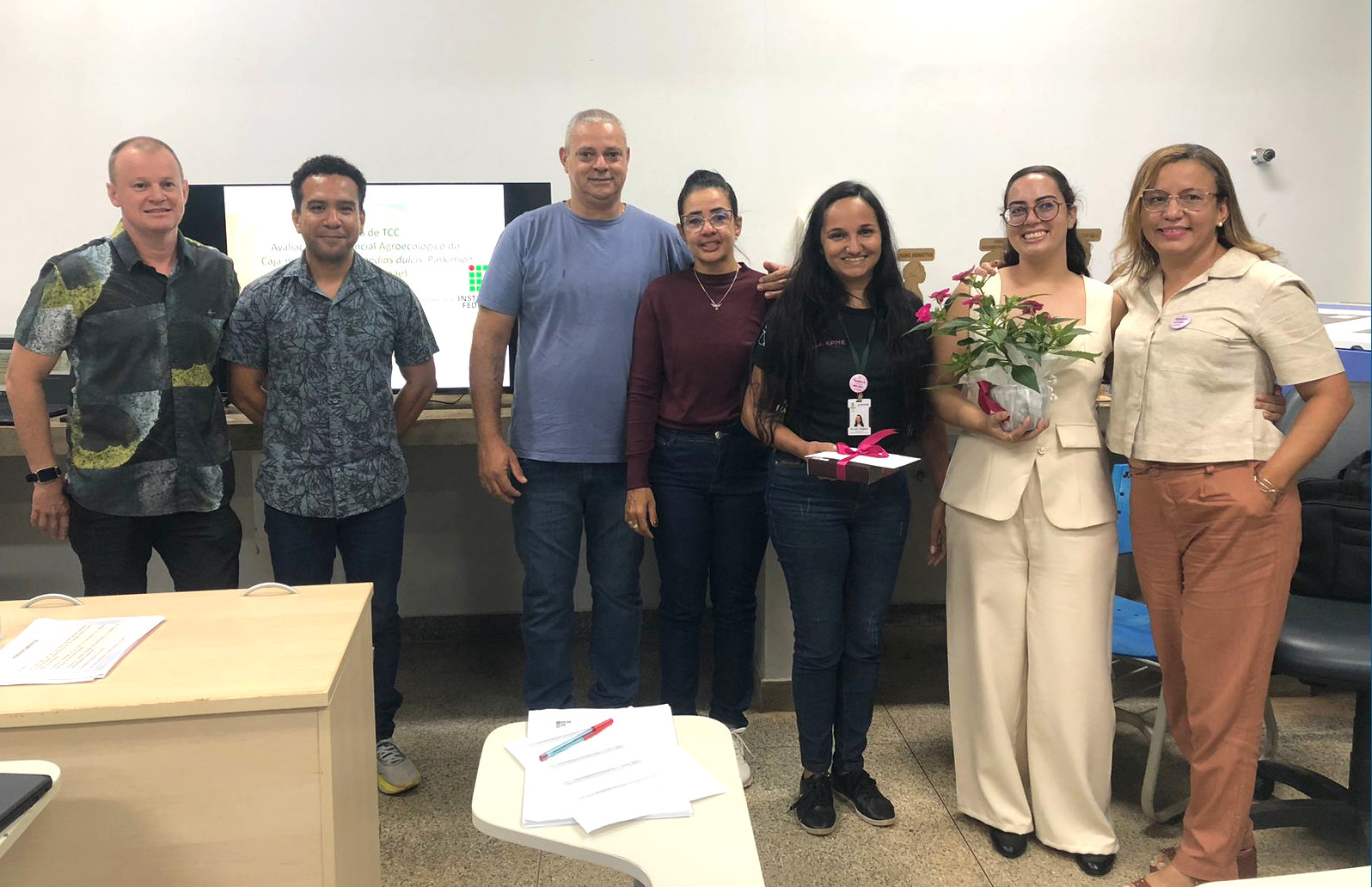 Maria Eduarda, membros da Banca e pais prestigiando a apresentação da estudante